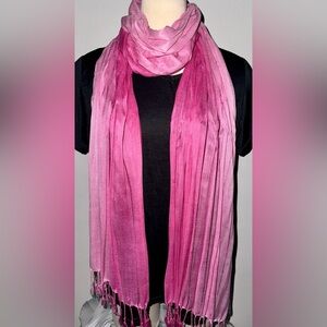 Forever 21 Ladies Scarf NWOT never worn, pretty pink ombré color with fringe